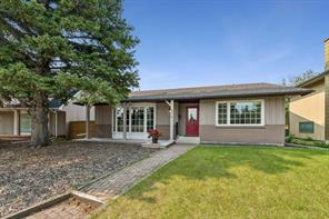 856 Lake Twintree Crescent SE, Calgary, Alberta T2J 2W3