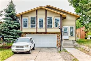 19 Berwick Crescent NW, Calgary, Alberta T3K 1P7