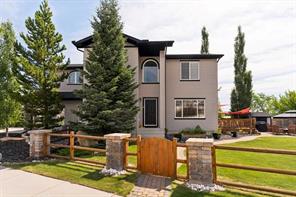115 Rockmont Court NW, Calgary, Alberta T3G 5V8