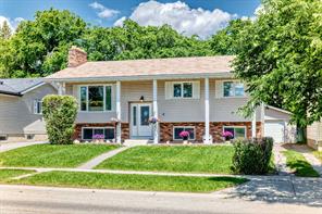 11335 Braeside Drive SW, Calgary, Alberta T2W 2V6