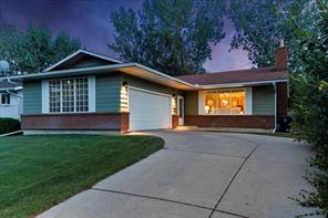 124 Oakmoor Place SW, Calgary, Alberta T2V 4A3