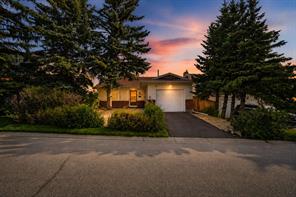 36 Coach Manor Rise SW, Calgary, Alberta T3H 1C4